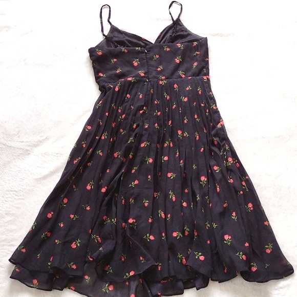 Lulu's black midi pleated floral dress - Picture 2 of 8